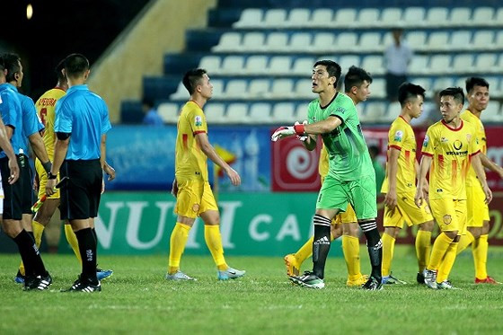 Người trong cuộc nói gì sau sự cố náo loạn trên sân Thiên Trường?