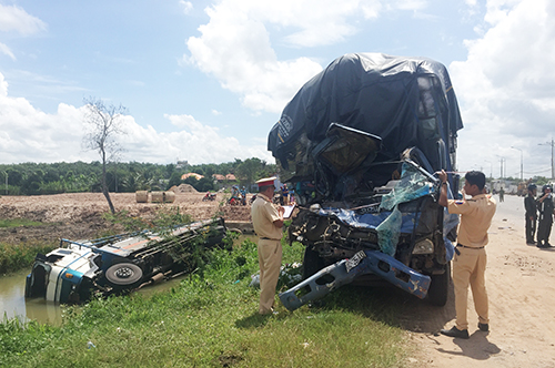 Ôtô tải tông liên hoàn ở Bình Dương, 3 người chết