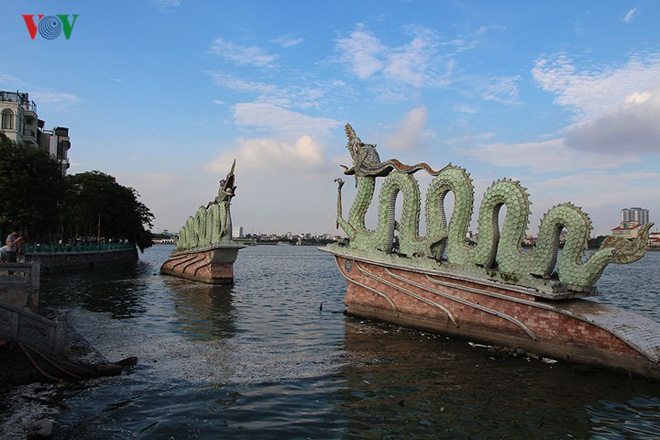 Cá chết lại nổi trắng Hồ Tây