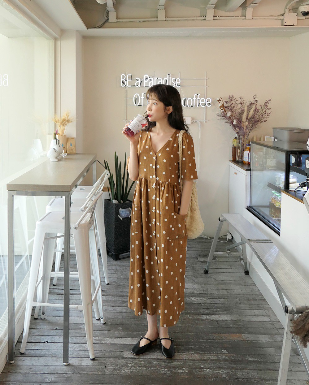 Chinh phục họa tiết chấm bi thật đơn giản nếu các nàng áp dụng đôi ba tips diện đồ này Chinh phục họa tiết chấm bi thật đơn giản nếu các nàng áp dụng đôi ba tips diện đồ này