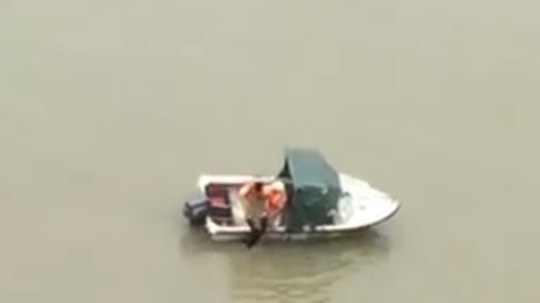 Gọi điện thoại nói chuyện với bố xong, nam thanh niên nhảy cầu tự tử