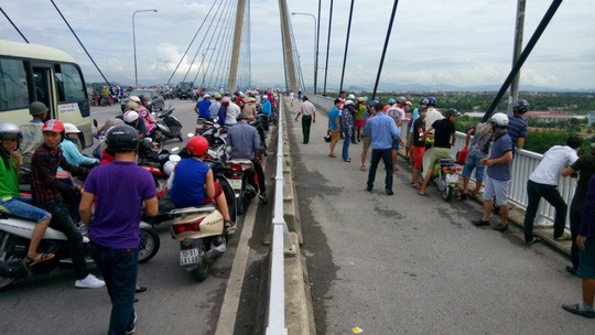 Gọi điện thoại nói chuyện với bố xong, nam thanh niên nhảy cầu tự tử