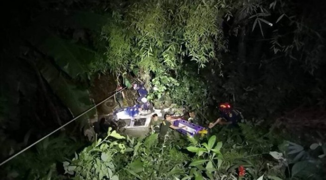 Vụ đội bóng Thái Lan mắc kẹt: Xe cứu hộ lao xuống vực