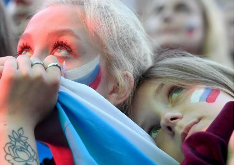 Những bóng hồng Nga bật khóc khi đội nhà dừng bước ở World Cup