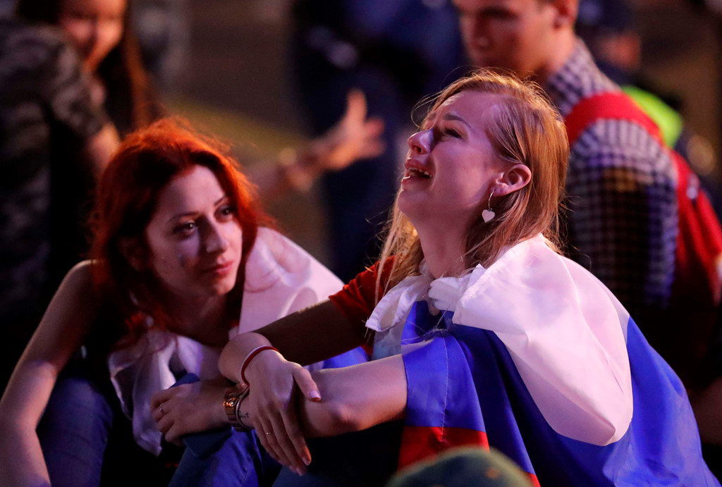 Những bóng hồng Nga bật khóc khi đội nhà dừng bước ở World Cup