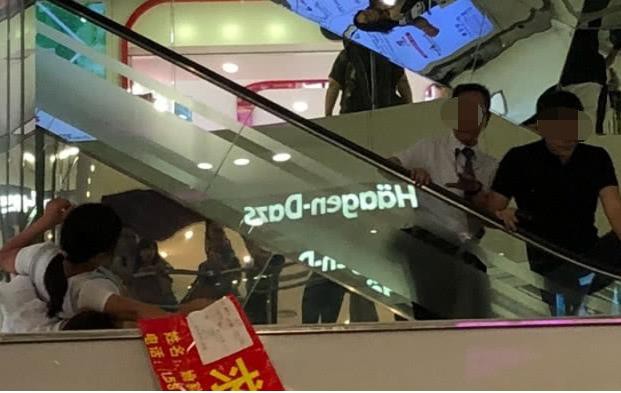 Hi hữu: Fan Cổ Thiên Lạc lao đến đòi vay 3,5 tỷ đồng để đi khám bệnh, nếu không sẽ tự tử