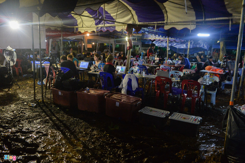 Đêm trắng nơi đại công trường giải cứu đội bóng Thái