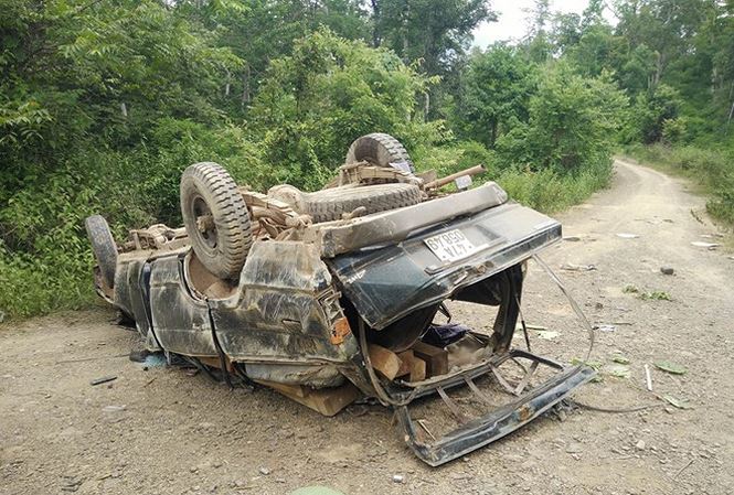 Thi thể hai người đàn ông không nguyên vẹn bên xe gỗ lậu