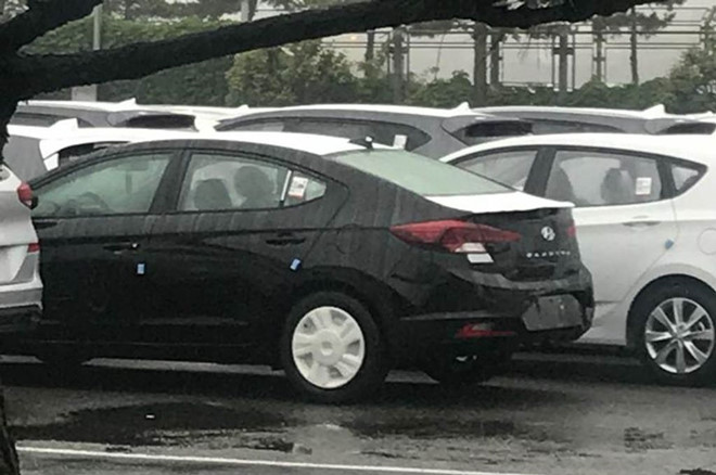 Lộ diện hình ảnh đầu tiên của Hyundai Elantra 2019 Lộ diện hình ảnh đầu tiên của Hyundai Elantra 2019
