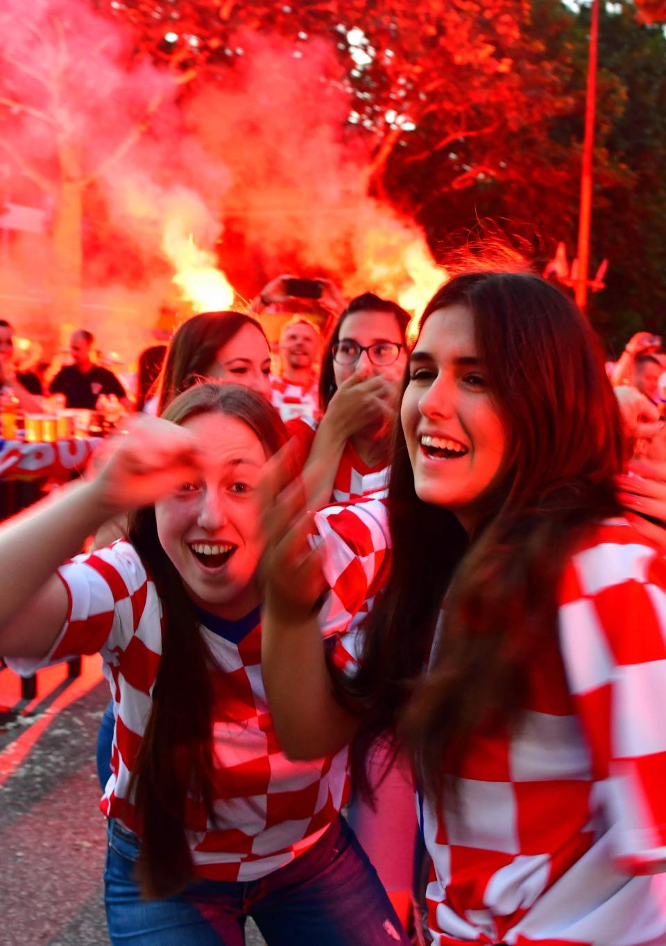 CĐV Croatia đốt pháo sáng ăn mừng chiến thắng