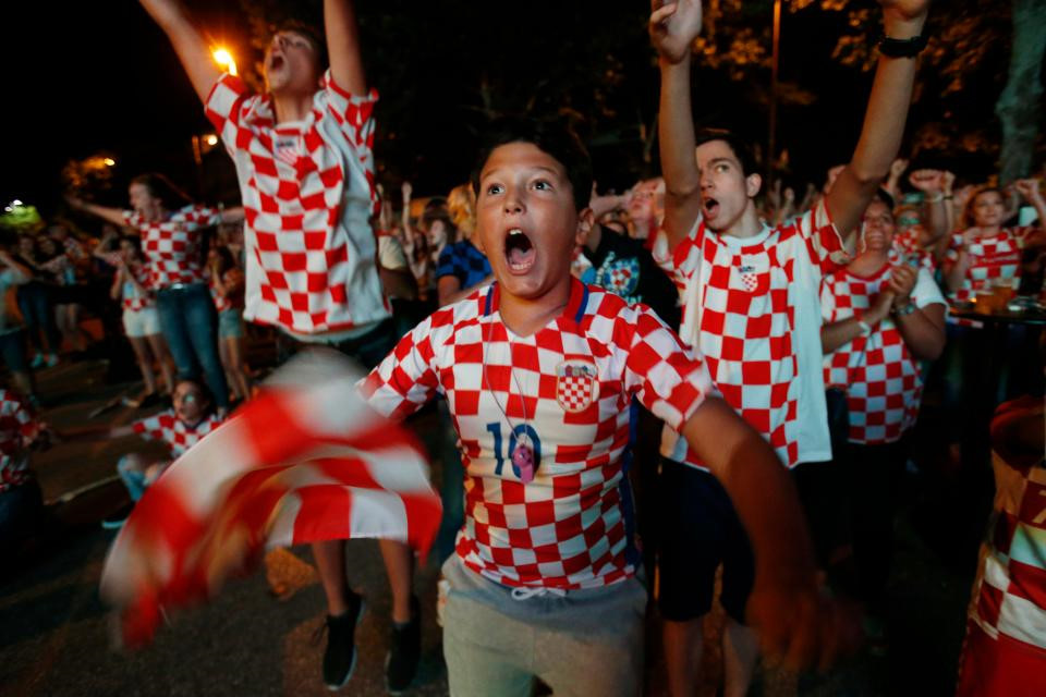 CĐV Croatia đốt pháo sáng ăn mừng chiến thắng