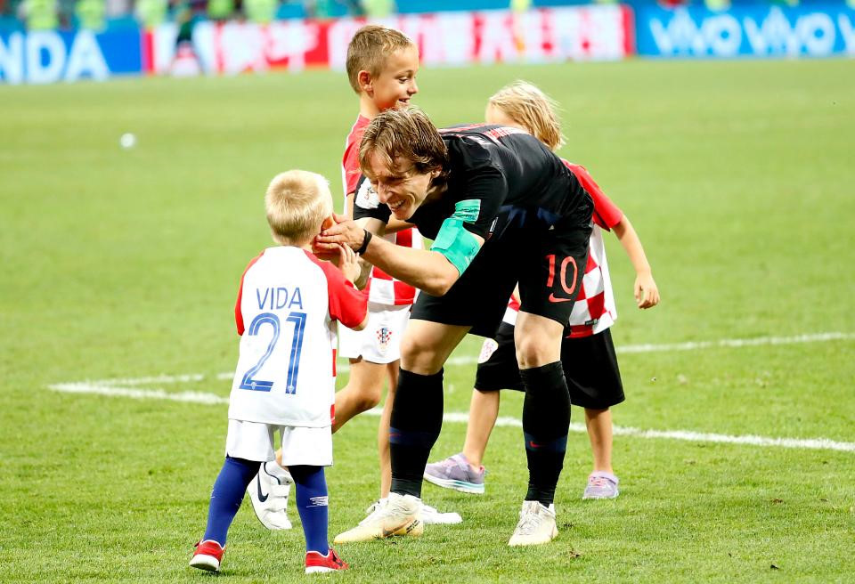 CĐV Croatia đốt pháo sáng ăn mừng chiến thắng