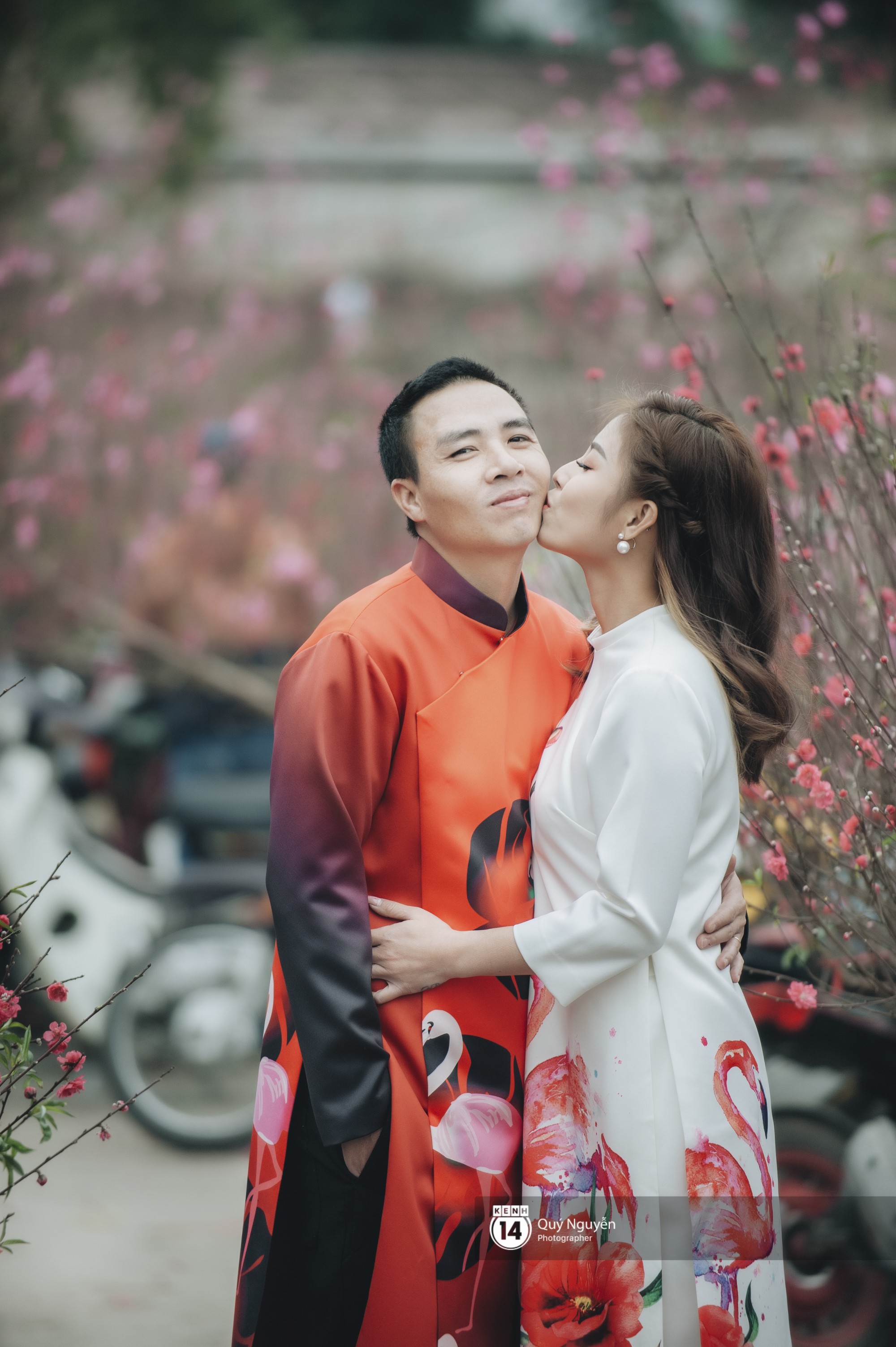 MC Chúng tôi là chiến sĩ khoe ảnh chồng sắp cưới tặng cả trăm triệu đồng trong ngày kỉ niệm