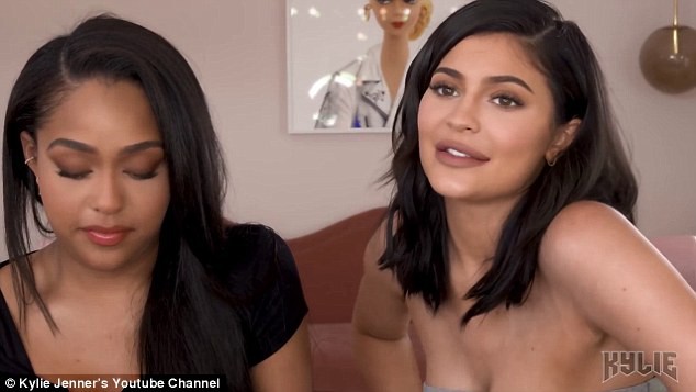 Kylie Jenner than phiền vì vòng 1 to gấp ba lần sau khi sinh con