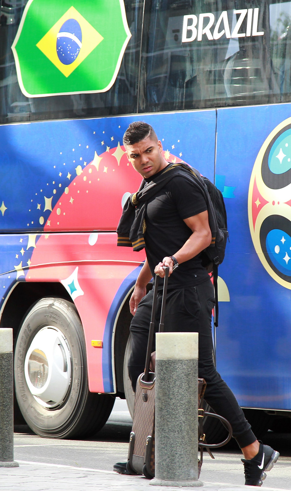 Neymar cùng đồng đội ra sân bay về nước với vẻ mặt chán chường