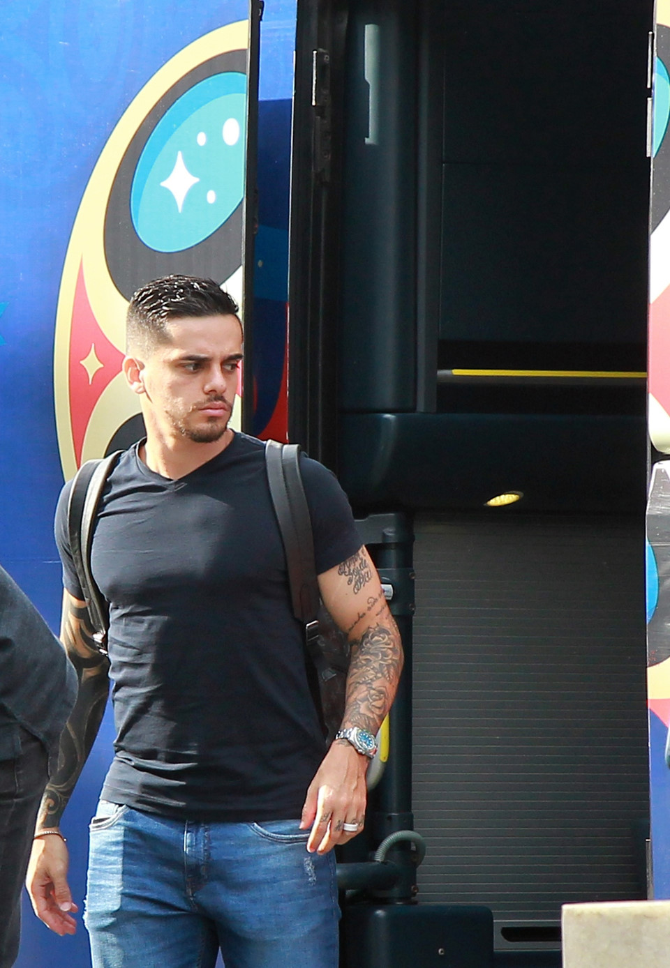 Neymar cùng đồng đội ra sân bay về nước với vẻ mặt chán chường