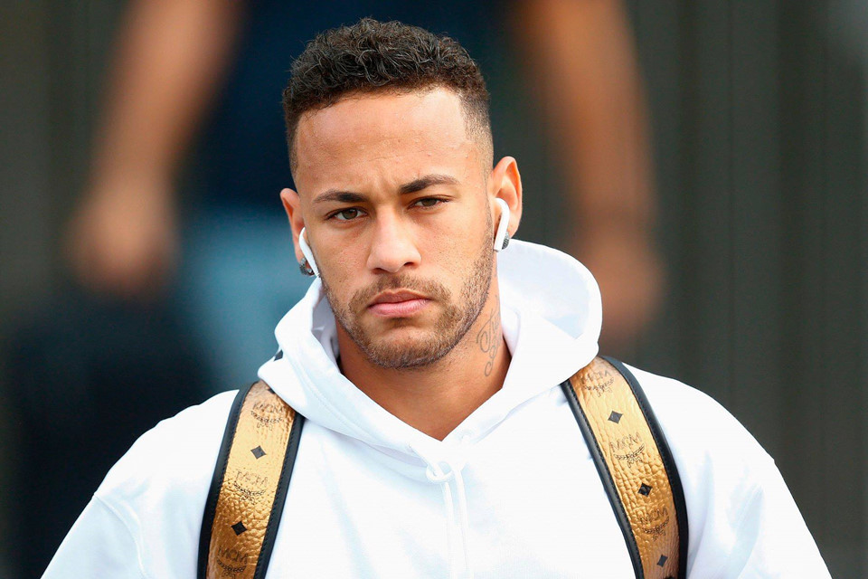 Neymar cùng đồng đội ra sân bay về nước với vẻ mặt chán chường