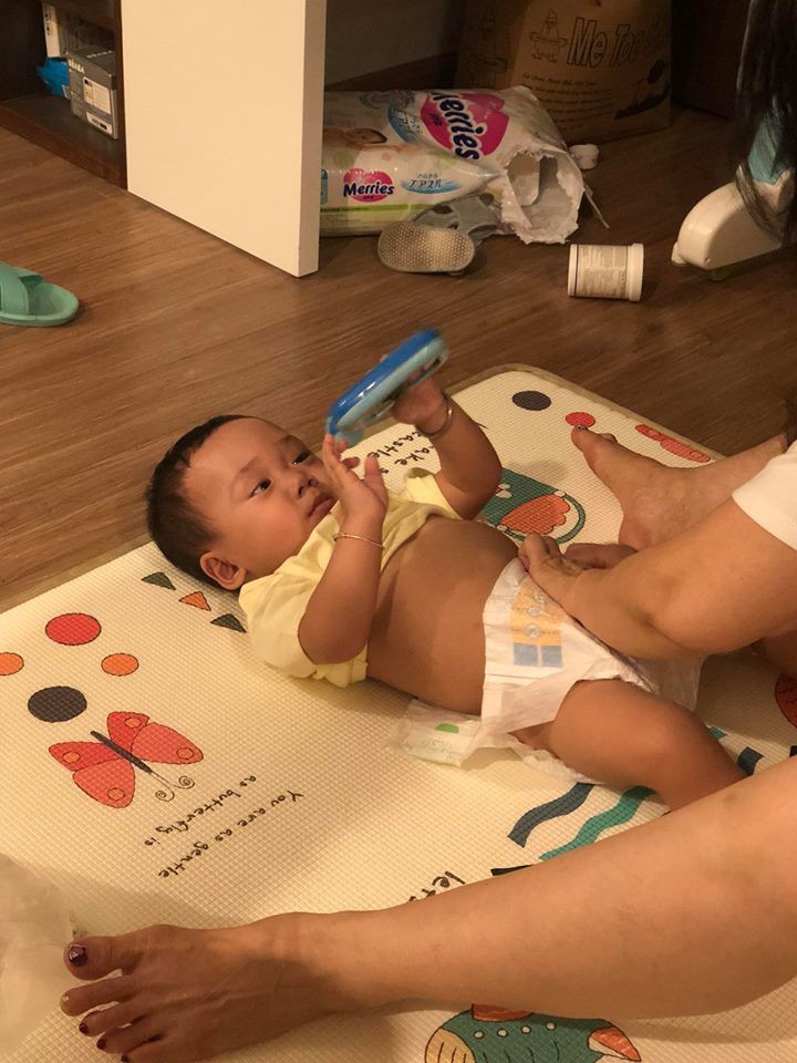 Sau hơn 1 năm theo mẹ đi khắp nơi trên xe đẩy, con trai hot girl Bella đã tách mẹ, đang được Hằng Túi chăm sóc