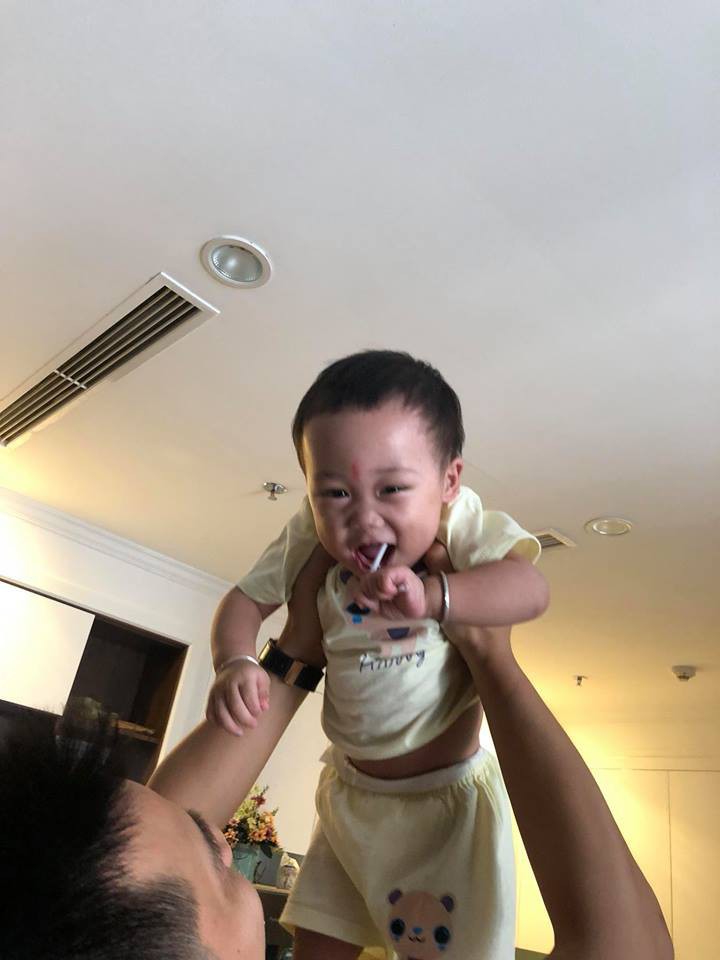 Sau hơn 1 năm theo mẹ đi khắp nơi trên xe đẩy, con trai hot girl Bella đã tách mẹ, đang được Hằng Túi chăm sóc Sau hơn 1 năm theo mẹ đi khắp nơi trên xe đẩy, con trai hot girl Bella đã tách mẹ, đang được Hằng Túi chăm sóc