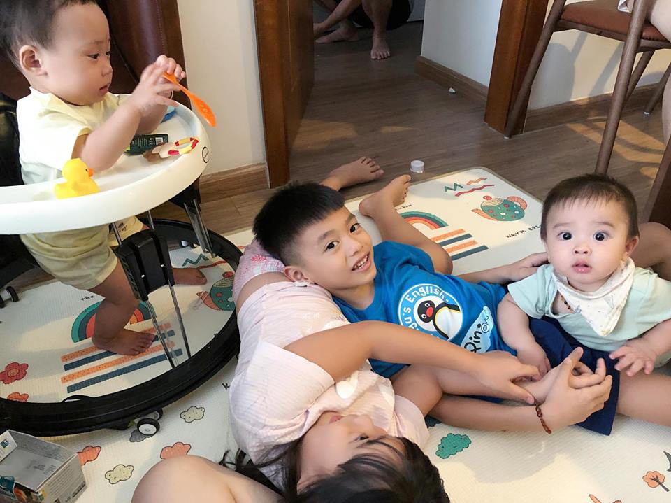 Sau hơn 1 năm theo mẹ đi khắp nơi trên xe đẩy, con trai hot girl Bella đã tách mẹ, đang được Hằng Túi chăm sóc