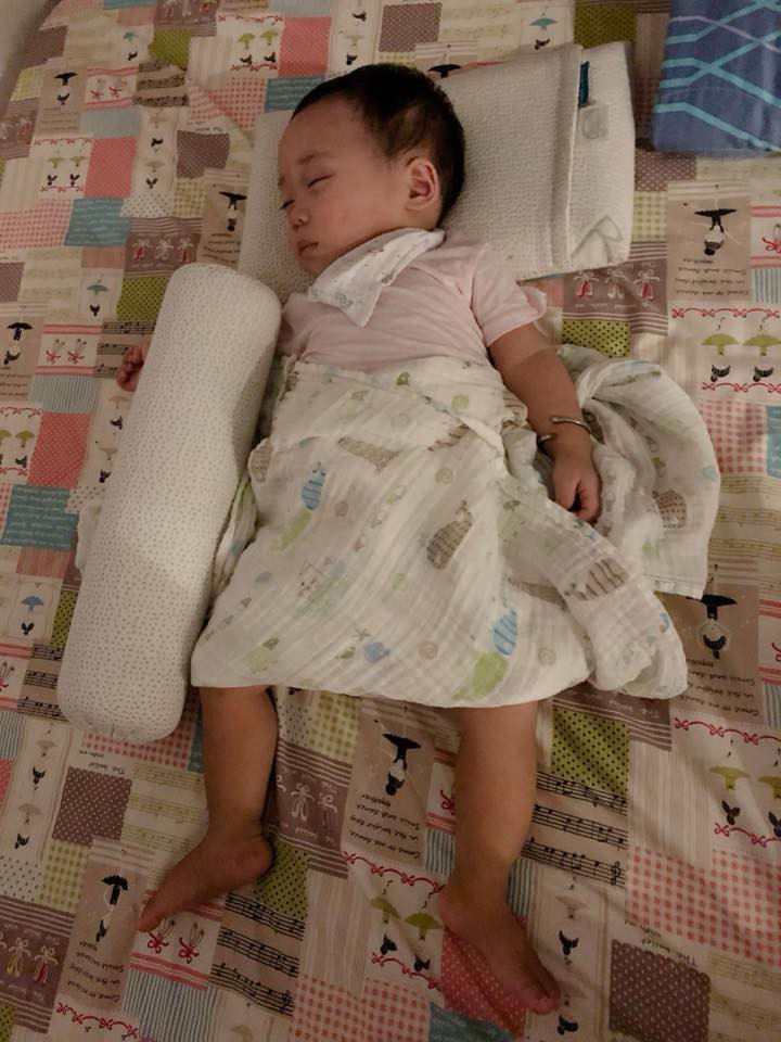 Sau hơn 1 năm theo mẹ đi khắp nơi trên xe đẩy, con trai hot girl Bella đã tách mẹ, đang được Hằng Túi chăm sóc