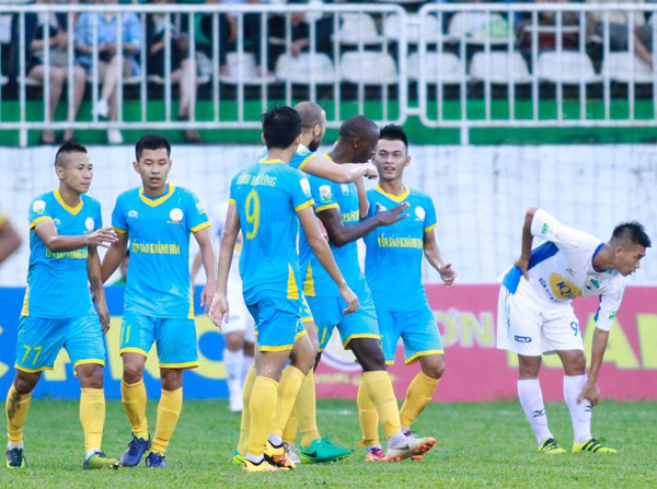 Hàng thủ tệ hại, HAGL thua ngược ở V-League