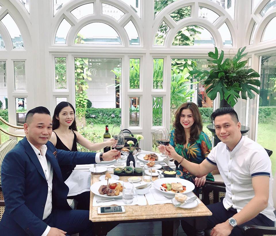 Bị Quế Vân đăng ảnh hẹn hò tình tứ, Việt Anh và vợ vẫn làm lơ xem World Cup