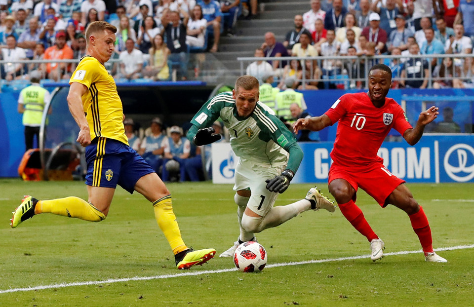 Chơi dở tệ, Sterling may mắn thoát tội đồ nhờ thủ môn Pickford