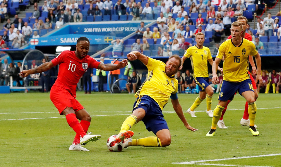 Chơi dở tệ, Sterling may mắn thoát tội đồ nhờ thủ môn Pickford