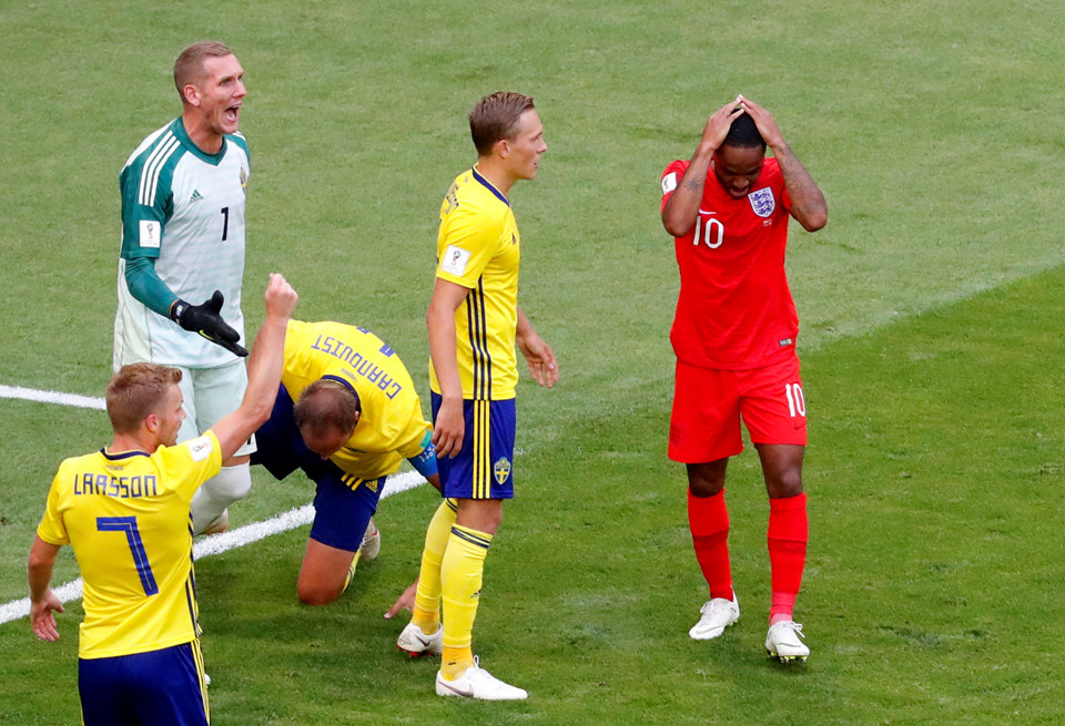 Chơi dở tệ, Sterling may mắn thoát tội đồ nhờ thủ môn Pickford