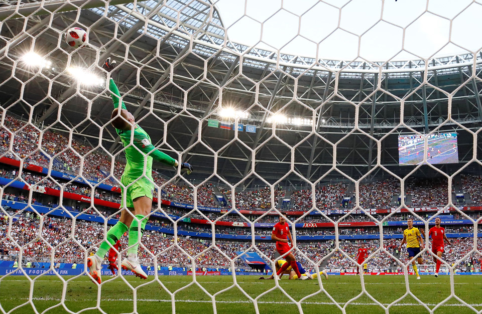 Chơi dở tệ, Sterling may mắn thoát tội đồ nhờ thủ môn Pickford
