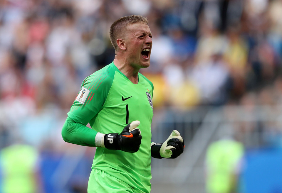 Chơi dở tệ, Sterling may mắn thoát tội đồ nhờ thủ môn Pickford