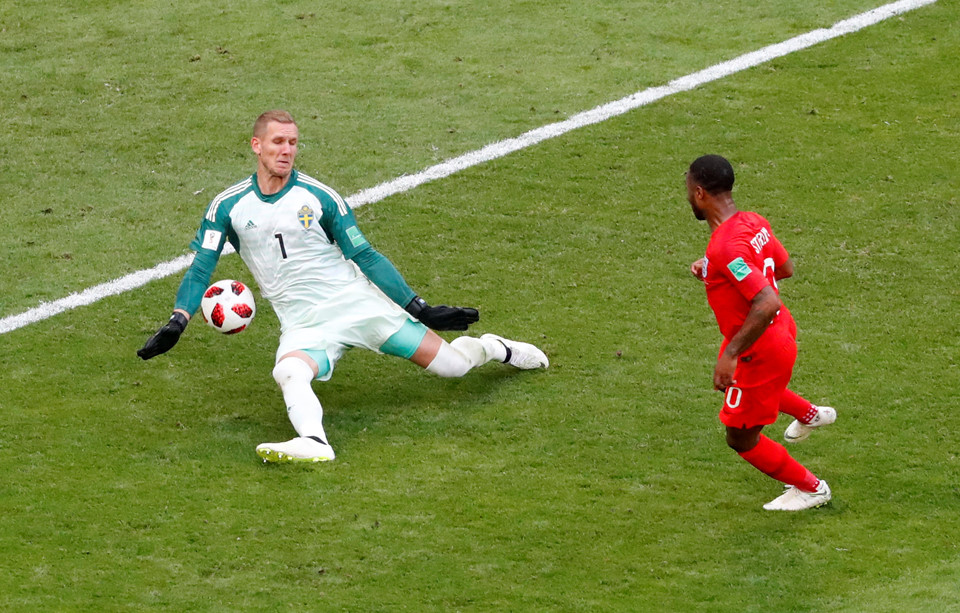 Chơi dở tệ, Sterling may mắn thoát tội đồ nhờ thủ môn Pickford