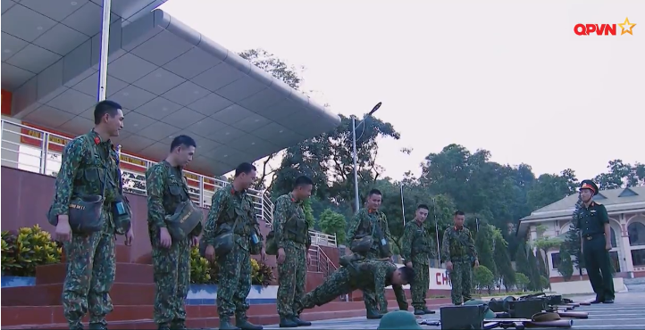 Sao Nhập Ngũ mùa 6: Mr Cần Trô bị phạt vì tội... cười quá nhiều!