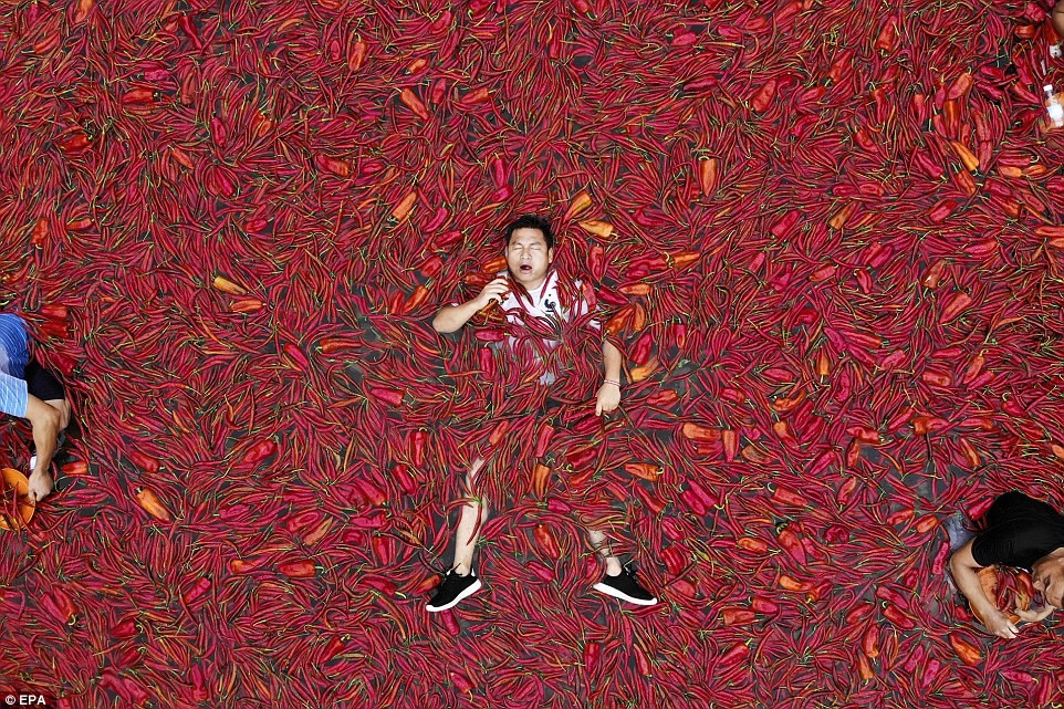 Nhiệt độ lên đến gần 40 độ C, Trung Quốc vẫn tổ chức cuộc thi ngâm mình ăn ớt và tìm được quán quân