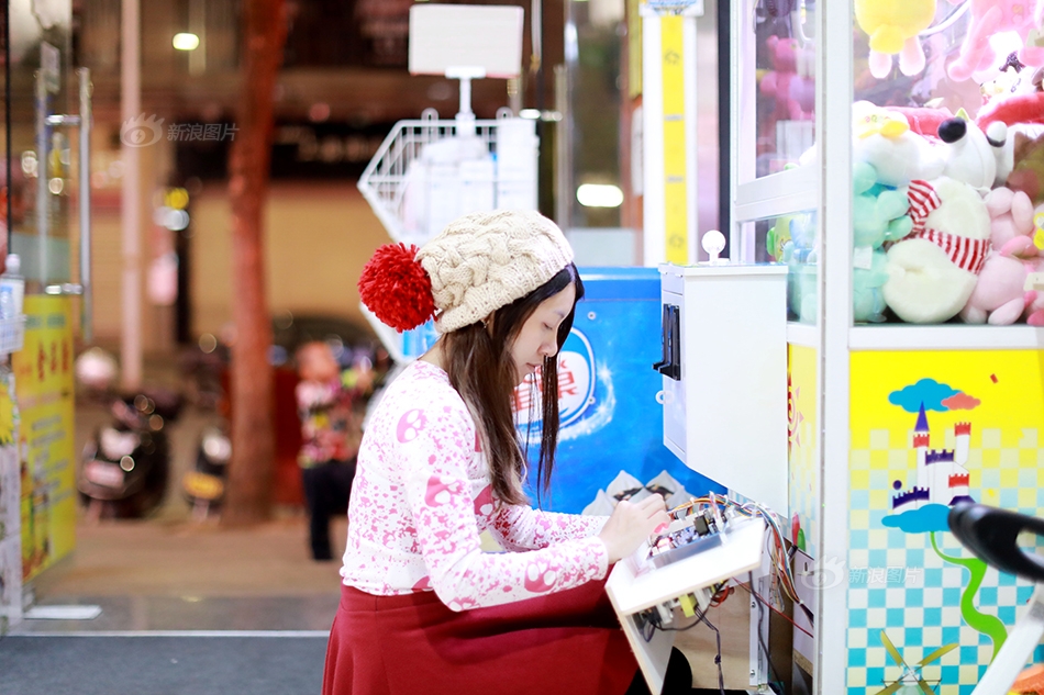 Bất chấp nghi hoặc về sở thích kỳ lạ, cô gái bỏ hơn trăm triệu đồng gắp ngàn con thú bông để nhận ra bài học cuộc sống quý giá