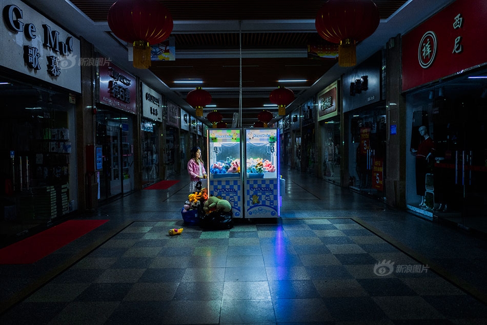 Bất chấp nghi hoặc về sở thích kỳ lạ, cô gái bỏ hơn trăm triệu đồng gắp ngàn con thú bông để nhận ra bài học cuộc sống quý giá