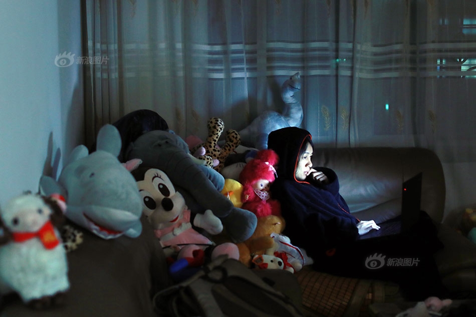 Bất chấp nghi hoặc về sở thích kỳ lạ, cô gái bỏ hơn trăm triệu đồng gắp ngàn con thú bông để nhận ra bài học cuộc sống quý giá