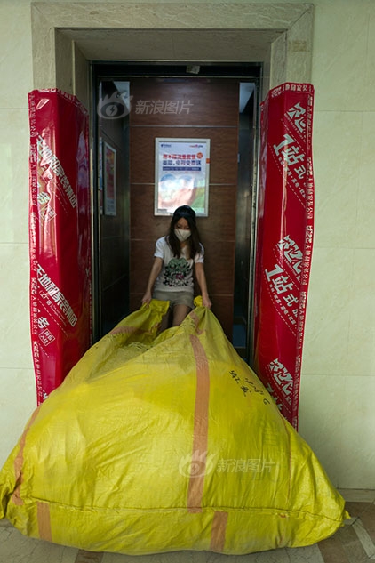 Bất chấp nghi hoặc về sở thích kỳ lạ, cô gái bỏ hơn trăm triệu đồng gắp ngàn con thú bông để nhận ra bài học cuộc sống quý giá