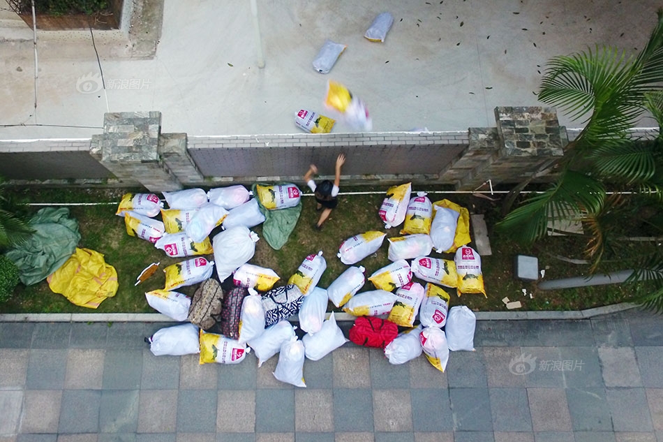 Bất chấp nghi hoặc về sở thích kỳ lạ, cô gái bỏ hơn trăm triệu đồng gắp ngàn con thú bông để nhận ra bài học cuộc sống quý giá