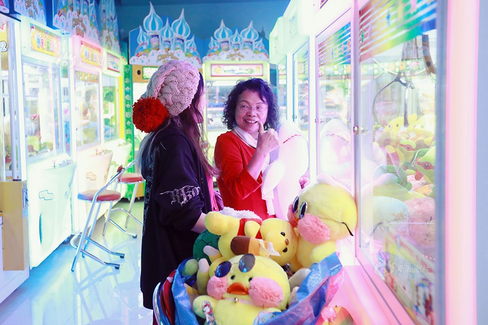 Bất chấp nghi hoặc về sở thích kỳ lạ, cô gái bỏ hơn trăm triệu đồng gắp ngàn con thú bông để nhận ra bài học cuộc sống quý giá