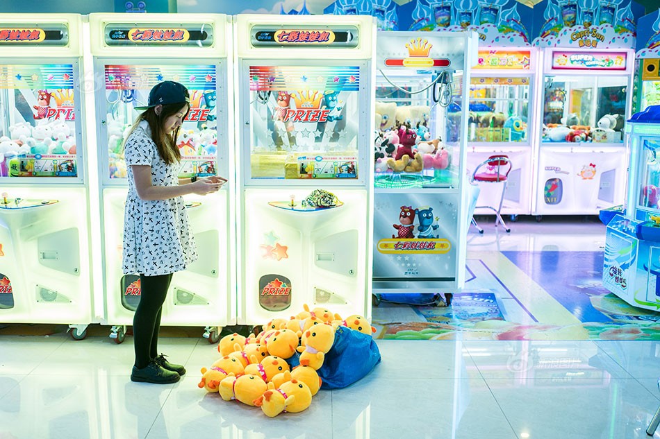 Bất chấp nghi hoặc về sở thích kỳ lạ, cô gái bỏ hơn trăm triệu đồng gắp ngàn con thú bông để nhận ra bài học cuộc sống quý giá