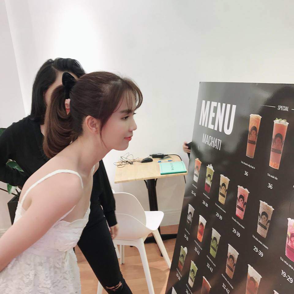 Ngọc Trinh khiến fan sững sờ khi vòng 1... không cánh mà bay