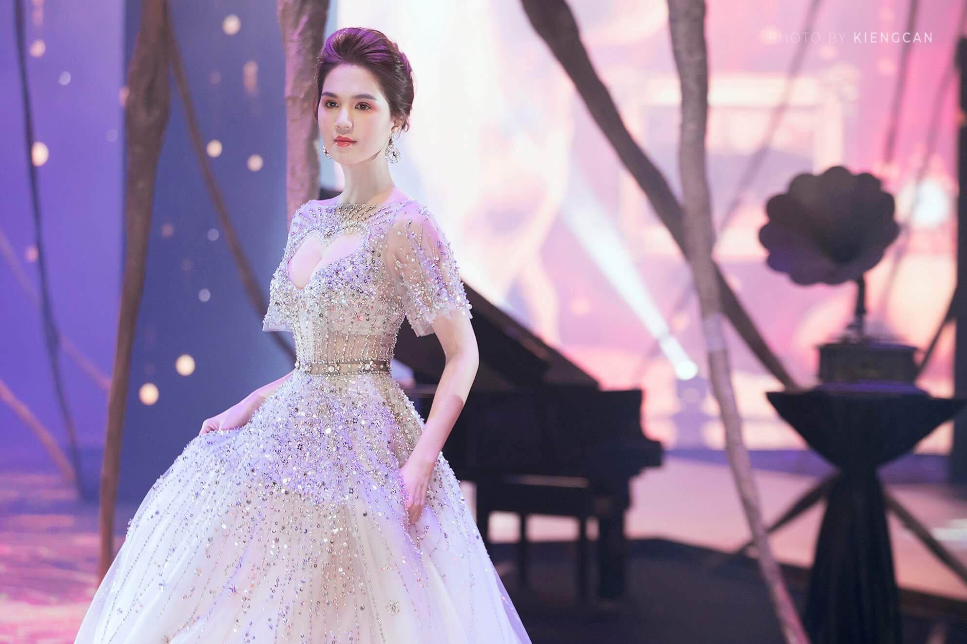 Ngọc Trinh khiến fan sững sờ khi vòng 1... không cánh mà bay