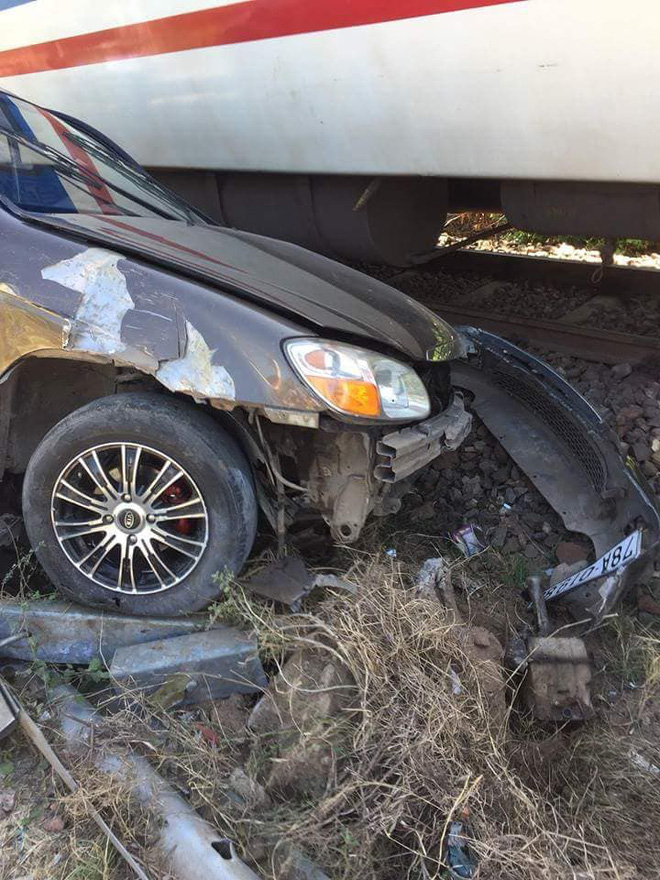 Hiện trường vụ ô tô bị tàu hỏa tông nát, văng hơn chục mét gây xôn xao mạng xã hội