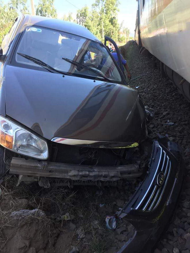 Hiện trường vụ ô tô bị tàu hỏa tông nát, văng hơn chục mét gây xôn xao mạng xã hội