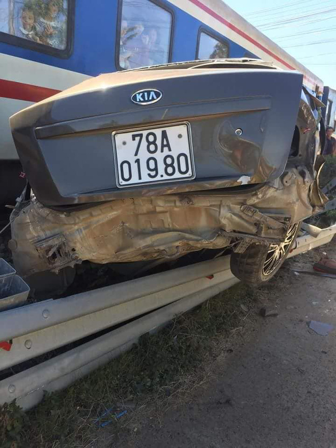 Hiện trường vụ ô tô bị tàu hỏa tông nát, văng hơn chục mét gây xôn xao mạng xã hội