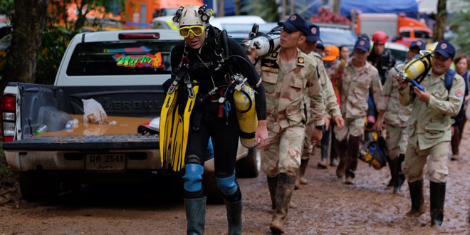 90 thợ lặn tinh nhuệ giải cứu đội bóng Thái Lan