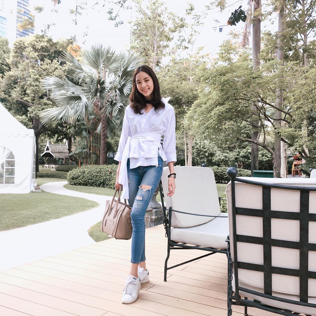 Chỉ với chi tiết dây buộc đơn giản mà có ít nhất 4 kiểu áo trendy siêu xinh và tôn dáng Chỉ với chi tiết dây buộc đơn giản mà có ít nhất 4 kiểu áo trendy siêu xinh và tôn dáng
