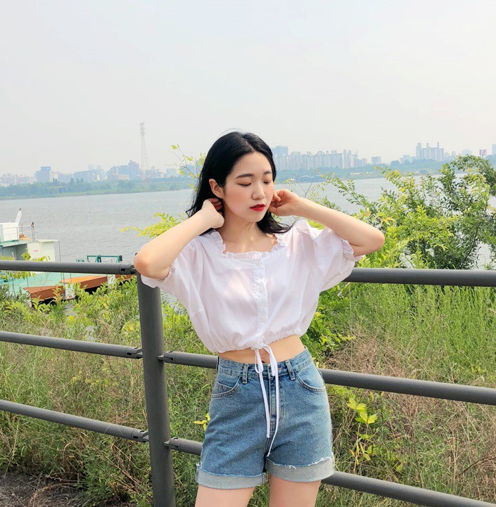 Chỉ với chi tiết dây buộc đơn giản mà có ít nhất 4 kiểu áo trendy siêu xinh và tôn dáng Chỉ với chi tiết dây buộc đơn giản mà có ít nhất 4 kiểu áo trendy siêu xinh và tôn dáng